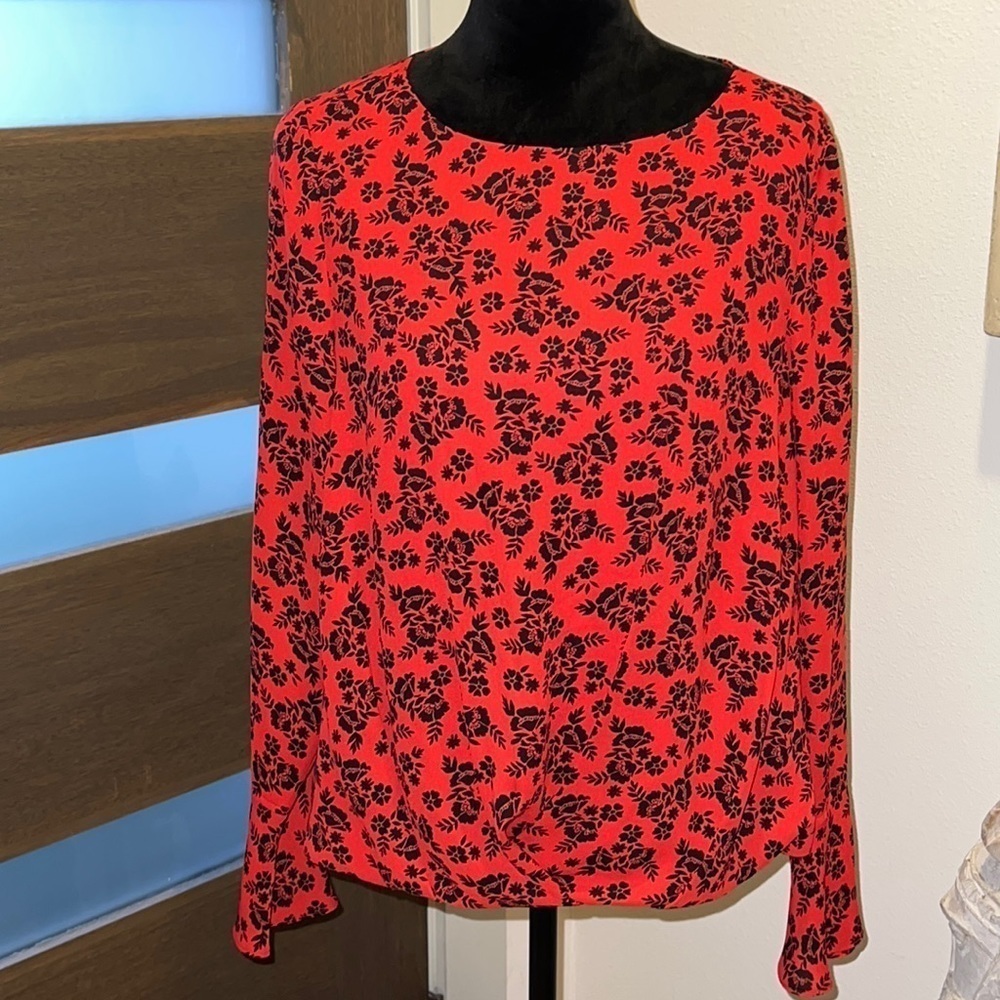 Vince Camuto red black floral print long sleeves polyester tin blouse Sz S